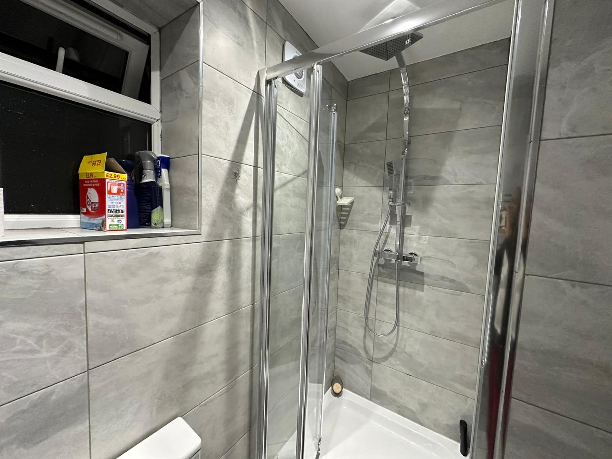 Luxury Ensuite 2Nd Studio Flat With Great Views In Keedonwood Road With Fully Own Bathroom Newly Added And Private Kitchenette Bromley Exterior photo